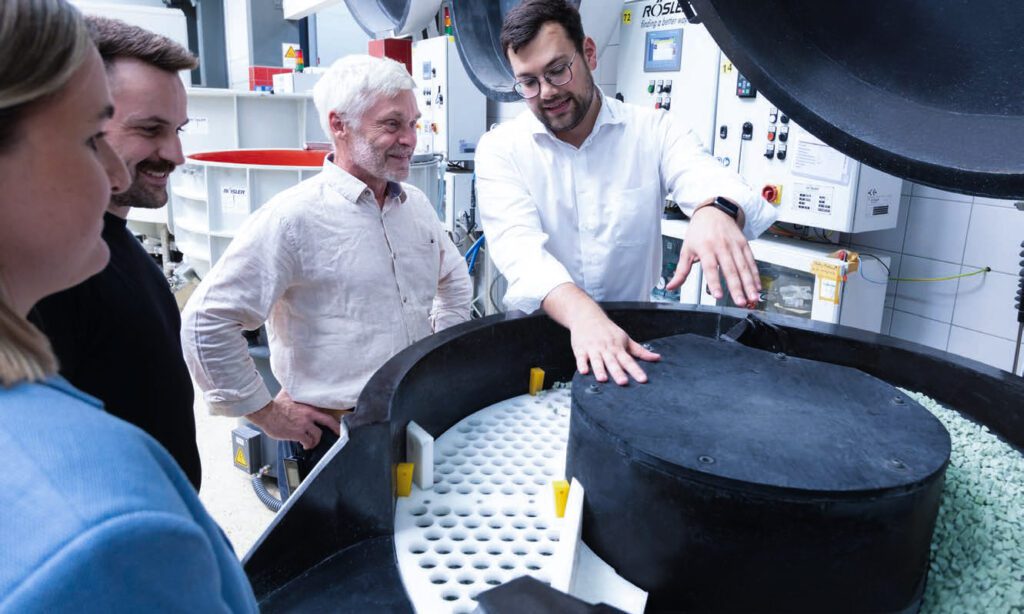 Praxisschulung in der Rösler Academy an einer Gleitschleifanlage